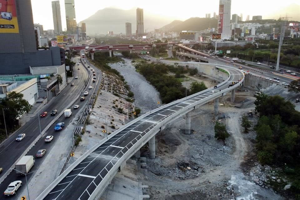 Municipio de Monterrey inauguró la 'gaza del alivio', que servirá para desahogar el tráfico del Bulevar Antonio L. Rodríguez, cuya 'gaza del terror' se obstruye frecuentemente por tráileres detenidos.