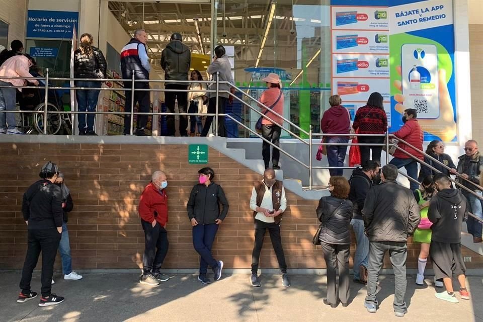 Aspecto de la fila en una farmacia.