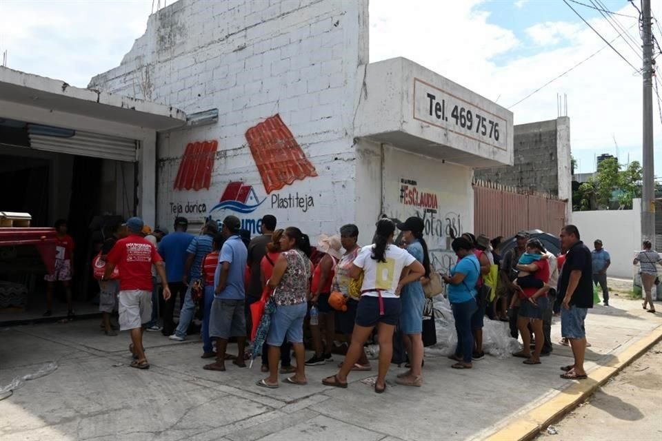 Debido a la escasez de material de construcción en Acapulco, los damnificados también hacen filas para conseguir insumos.