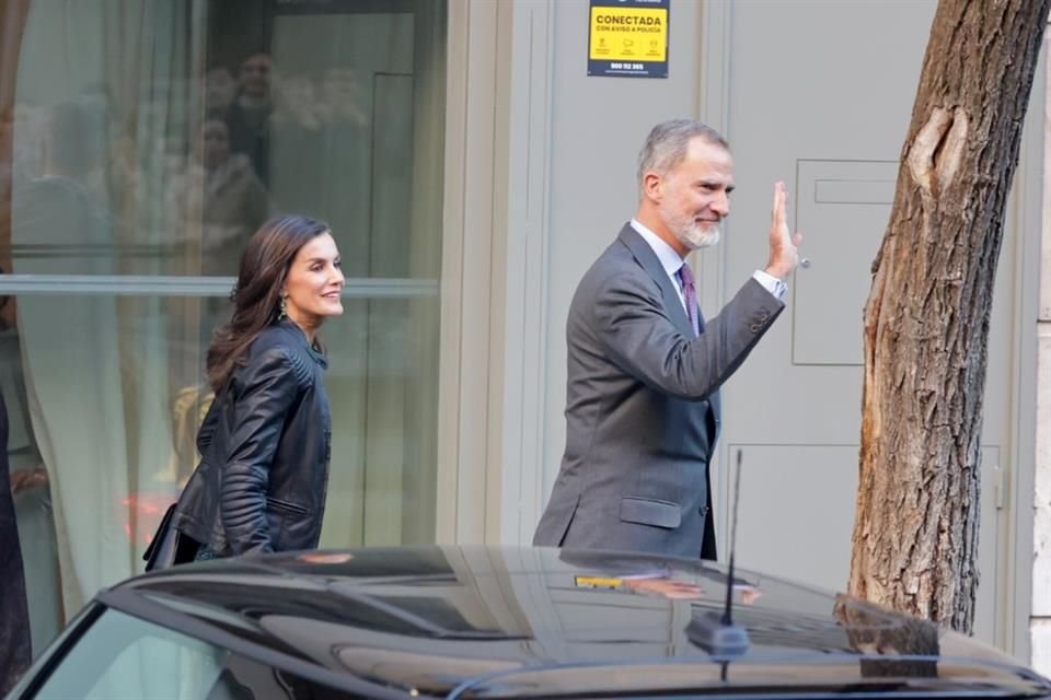 La Reina Letizia y el Rey Felipe IV fueron los primeros en salir del festejo; así se despidieron de la prensa.