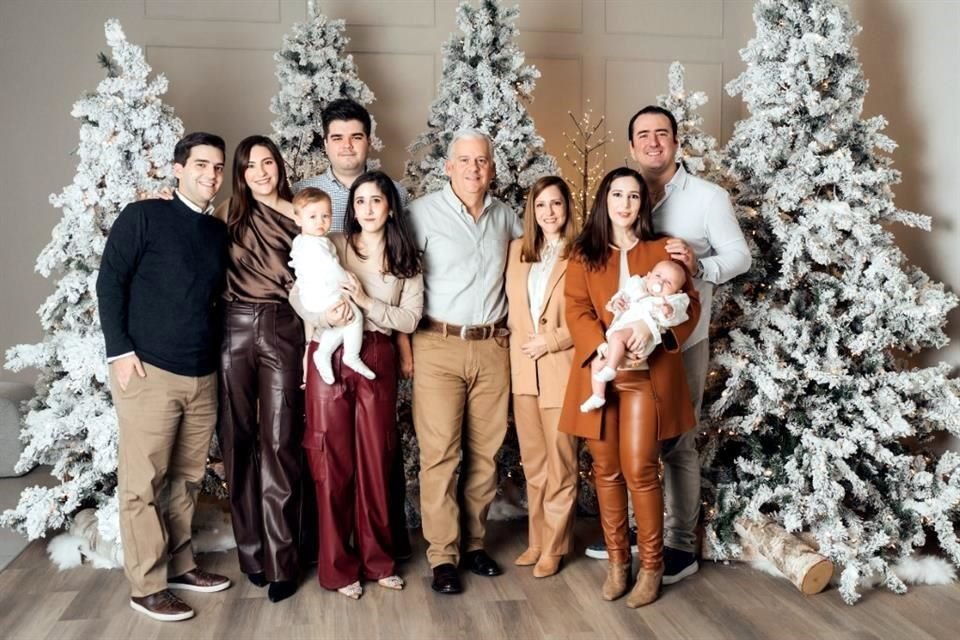 Francisco González Ballesteros del Bosque y Lorenza Herrera de González Ballesteros con sus hijos, hijos políticos y nietos