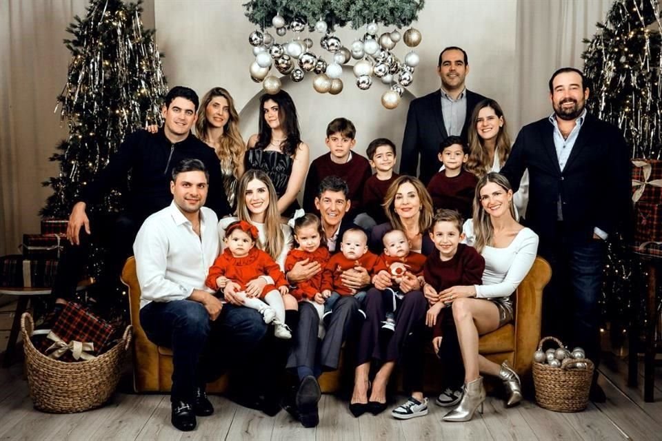 José Álvarez Tostado Villarreal y Bernadette Daccarett de Álvarez Tostado con sus hijos, hijos políticos y nietos