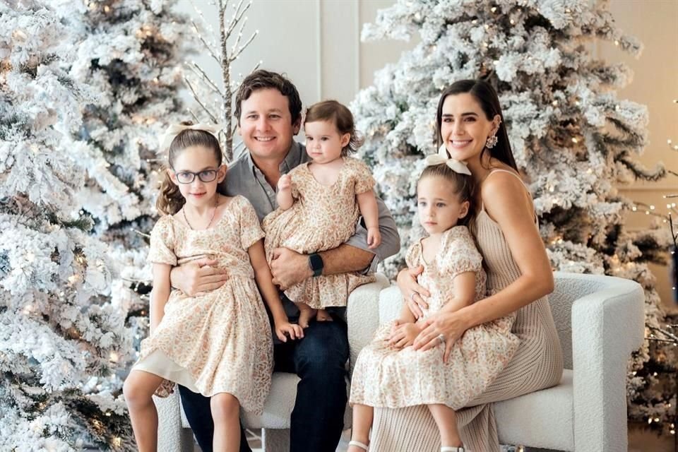 Fernando Garza y Ale Rubio de Garza con sus hijas Emma, Carola y Belén Garza Rubio