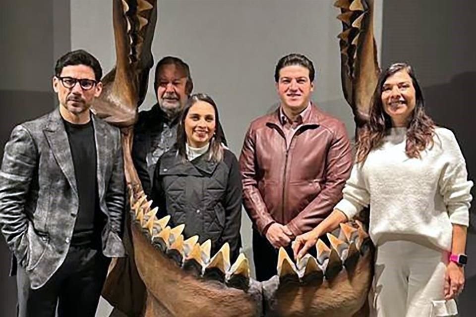 Marco Garza Mercado (izq. a der.), Mauricio Fernández,  Melissa Segura, Samuel García y Lorenia Canavati se tomaron  la foto con una de las grandes piezas que exhibe La Milarca.