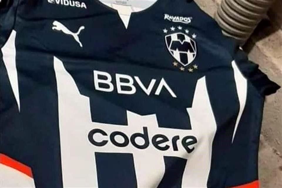 La nuevo playera de local de Rayados lleva vivos en rojos.
