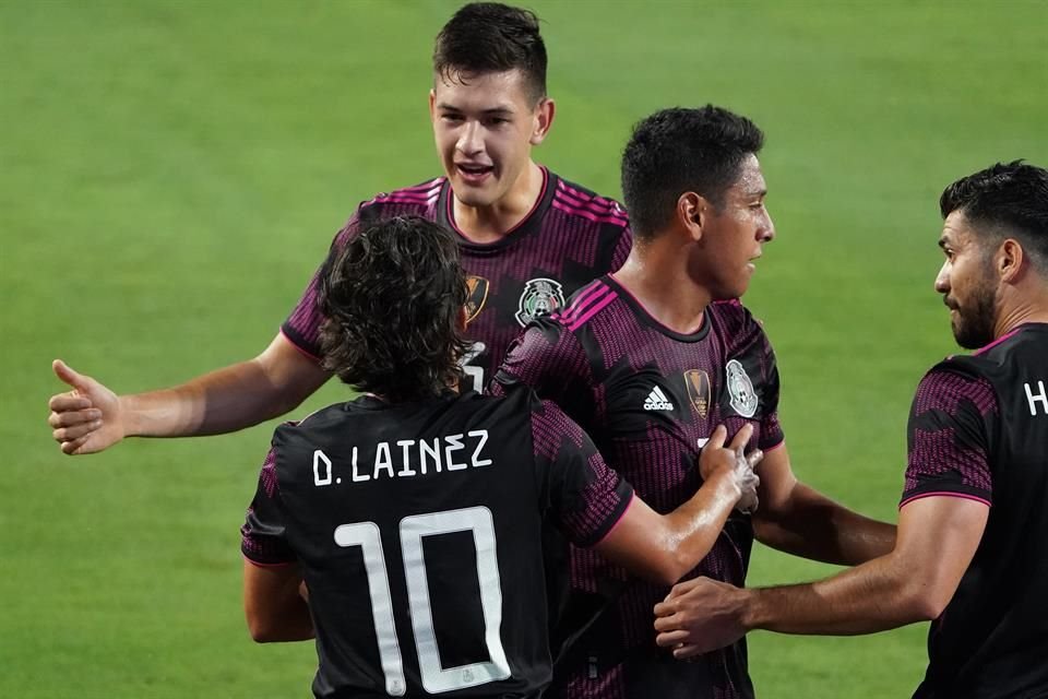 Montes y Lainez se conectaron para el segundo gol de México.