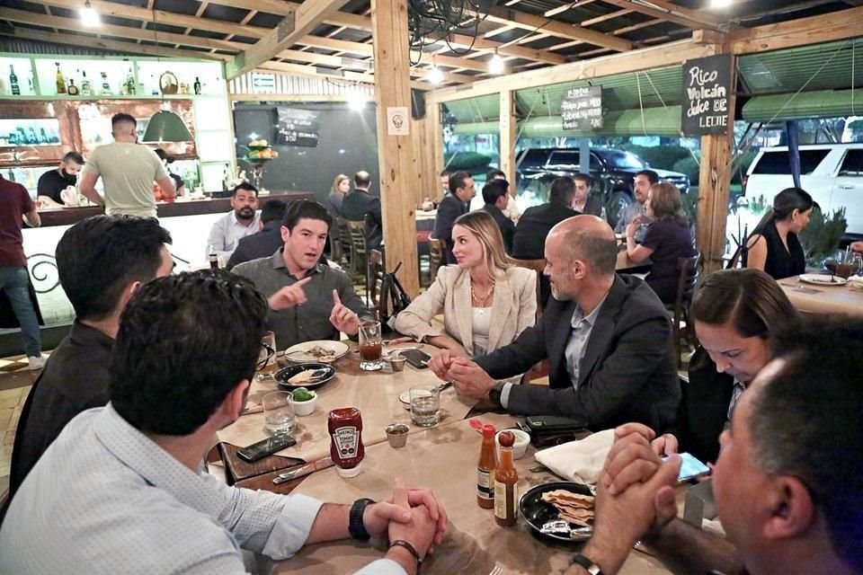 En el restaurante La Docena, en Andares, Samuel García compartió la mesa con el Alcalde independiente Miguel Treviño y la priista Cristina Díaz, entre otros.
