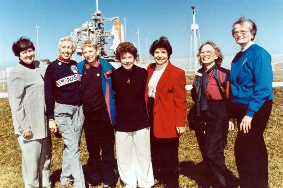 (De izq. a Der.) Gene Nora Jessen, Wally Funk, Jerrie Cobb, Jerri Truhill, Sarah Rutley, Myrtle Cagle and Bernice Steadman.