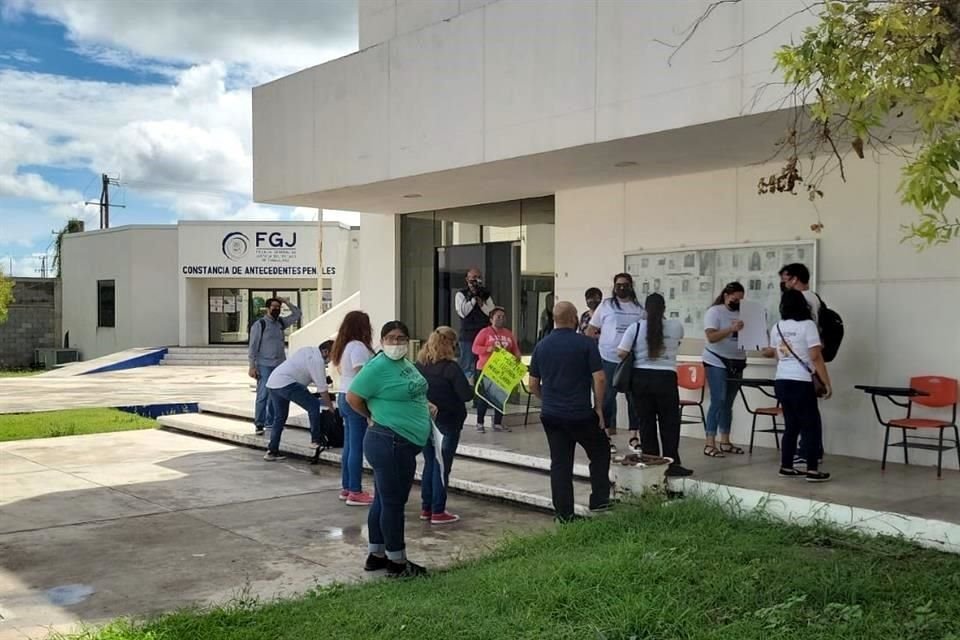 El grupo ingresó a un salón, donde se espera que sean atendidos por el Fiscal de Tamaulipas, Irving Barrios.