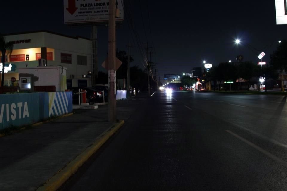 La falta de iluminación vuelve el tramo peligroso para los peatones en cuanto cae la noche.