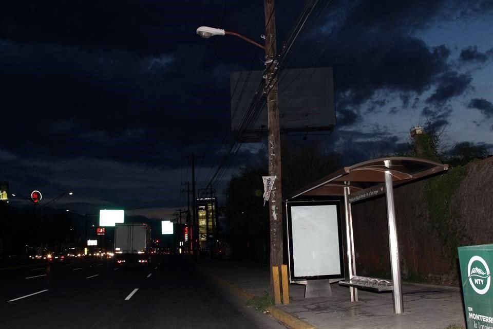 La única luminaria en esa acera permanece apagada.