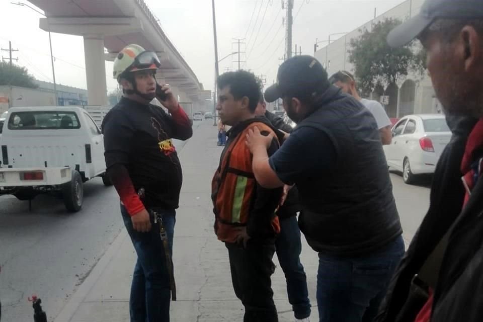 Con ayuda de automovilistas, el conductor del tráiler logró salir de entre la cabina.