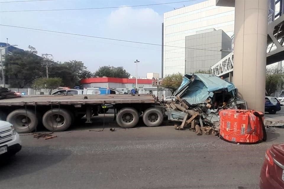 El rollo de acero quedó junto a la unidad, luego de que durante el impacto se rompieran las cadenas que lo fijaban a la plataforma.