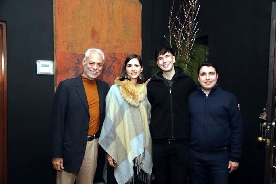 Óscar Martínez, Paulina Medina, Nestor Flores y Javier Cano