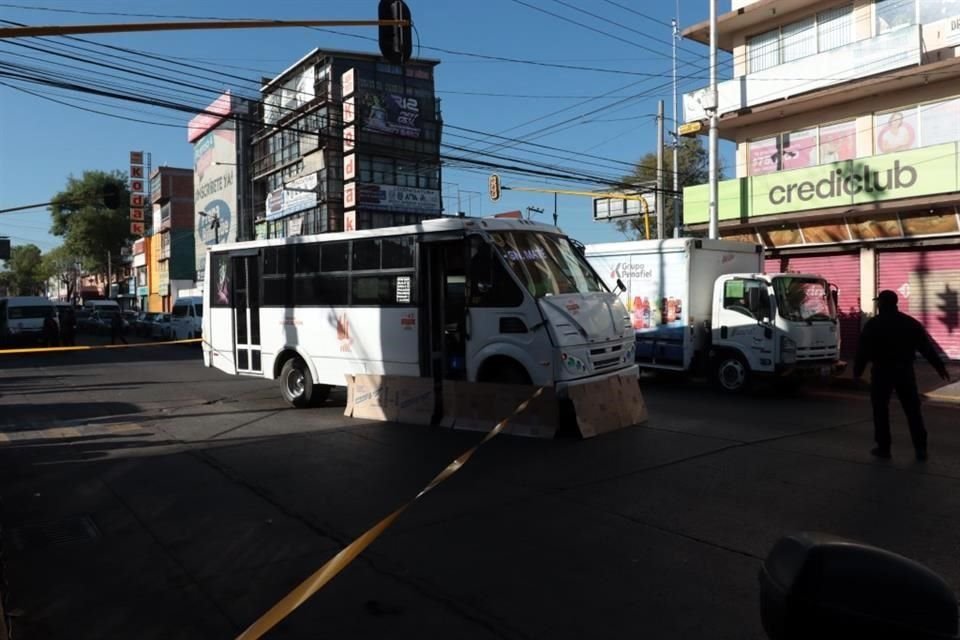 Un adulto mayor murió luego de ser atropellado por un microbús, en Naucalpan.