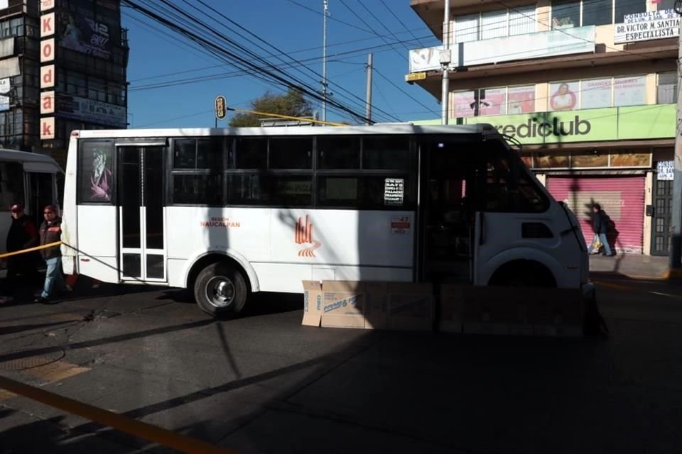 El adulto mayor quedó bajo las llantas del vehículo.