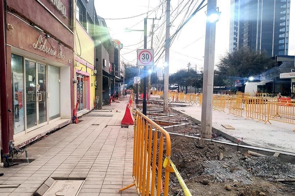 En Río Mississippi algunos negocios tenían mesas en la banqueta, ahora para colocarlas de nuevo tendrán que respetar un metro y medio de la acera para que pasen los peatones.