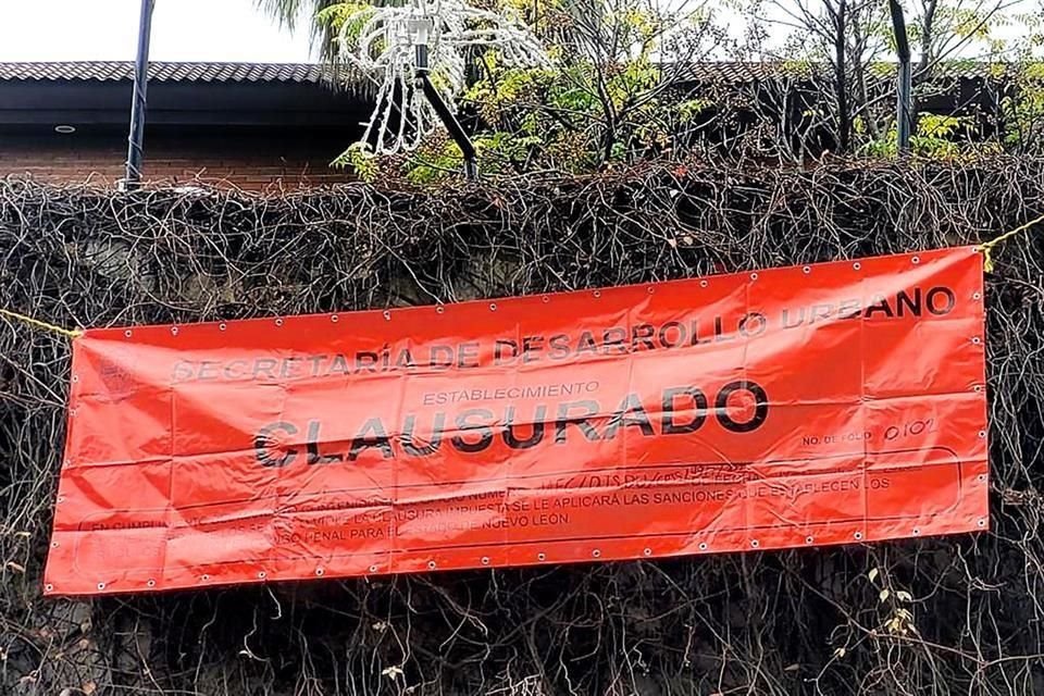 Los sellos de 'clausura' fueron reimpuestos por el Municipio a esta propiedad en la calle Versalles, en Valle de San Ángel.