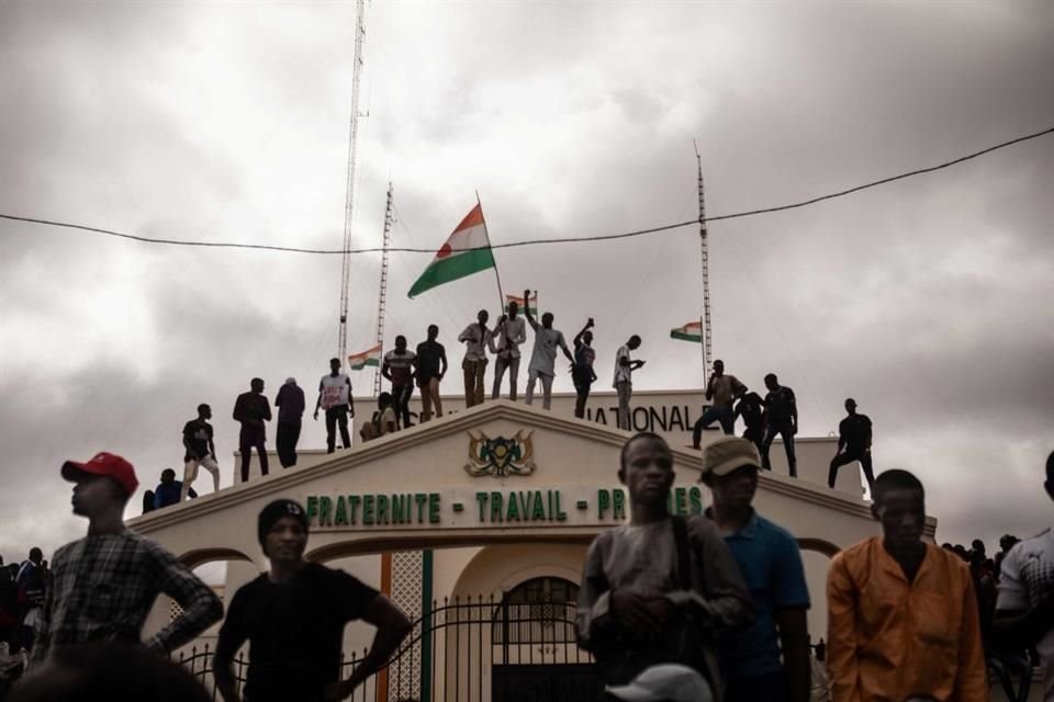 Manifestantes sostienen una bandera de Níger durante una protesta en Niamey, el 3 de agosto del 2023.