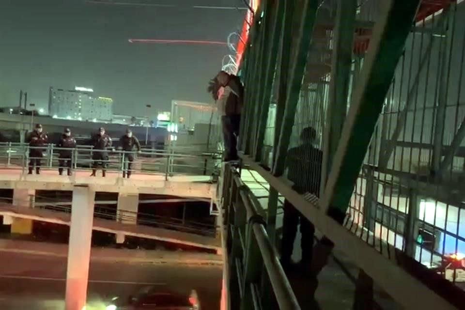 Los hechos ocurrieron sobre un puente peatonal, en la Avenida Benito Juárez y Triunfo de la República, en la Colonia Paraíso.