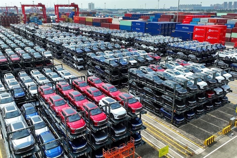 Autos eléctricos de BYD esperando ser embarcados en contenedores en la terminal del Puerto de Suzhou, en China.