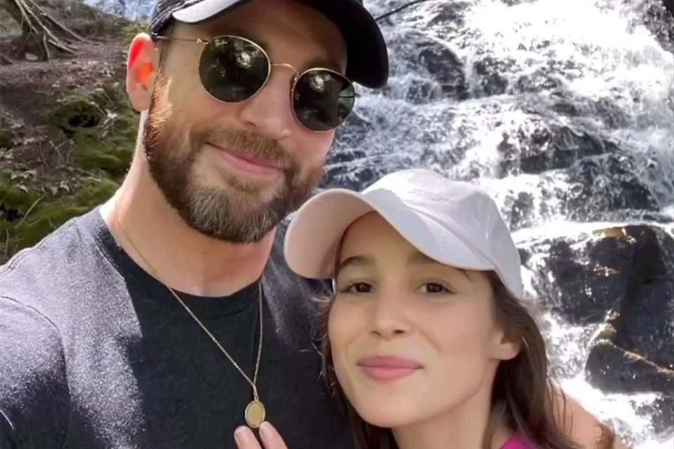 Chris Evans y su esposa, Alba Baptista, hicieron su primera aparición pública en la fiesta de Navidad organizada por Scarlett Johansson.