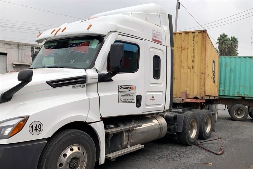 El tráiler fue impactado tras intentar ganarle el paso al tren.