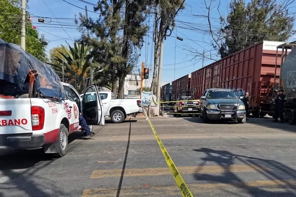 Servicios de emergencia acudieron a levantar el cadáver.