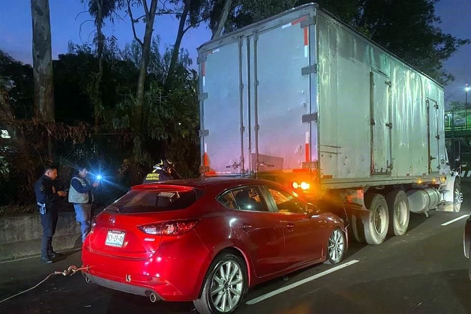 En la Calzada de Tlalpan en Colonia San Andrés, un automóvil se estrelló contra la parte trasera de un camión.