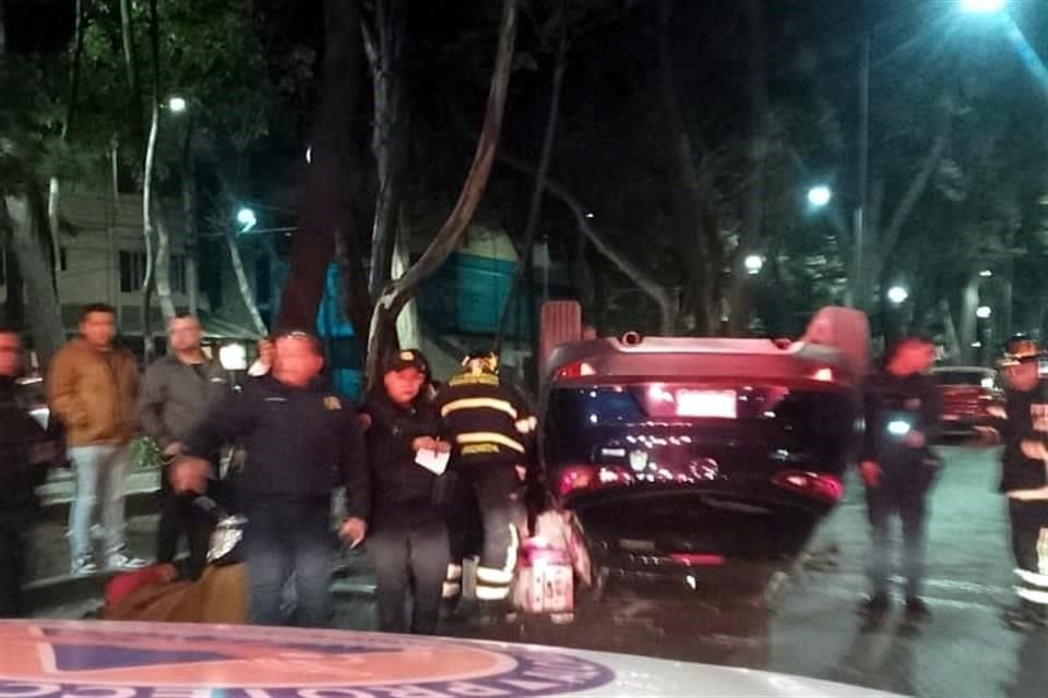 Un vehículo compacto volcó sobre Anillo Periférico y Avenida San Jerónimo en la Colonia Unidad Independencia, Alcaldía Magdalena Contreras.