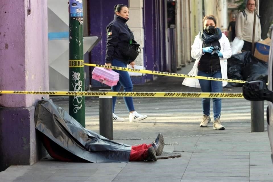 El cuerpo del hombre quedó en la esquina de las calles  Zarco y Violeta.