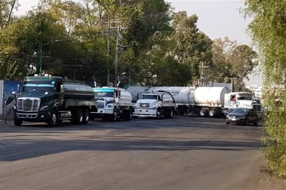 'En el día estamos despachando unas 30 pipas, normal, porque en los días cuando hay calor llegan a cargar hasta 50, sólo en esta garza', explicó el encargado del pozo proveedor de pipas en Cerro de la Estrella, Jaime Martínez. 