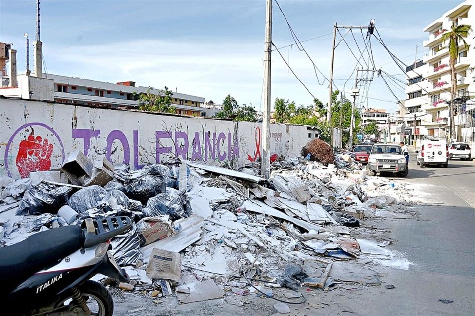 Montones de basura y escombro permanecieron por meses en las calles de la ciudad.