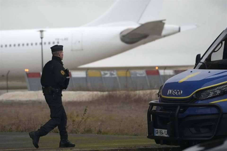 Un gendarme camina frente a un avión retenido en el aeropuerto de Vatry, el 23 de diciembre del 2023.