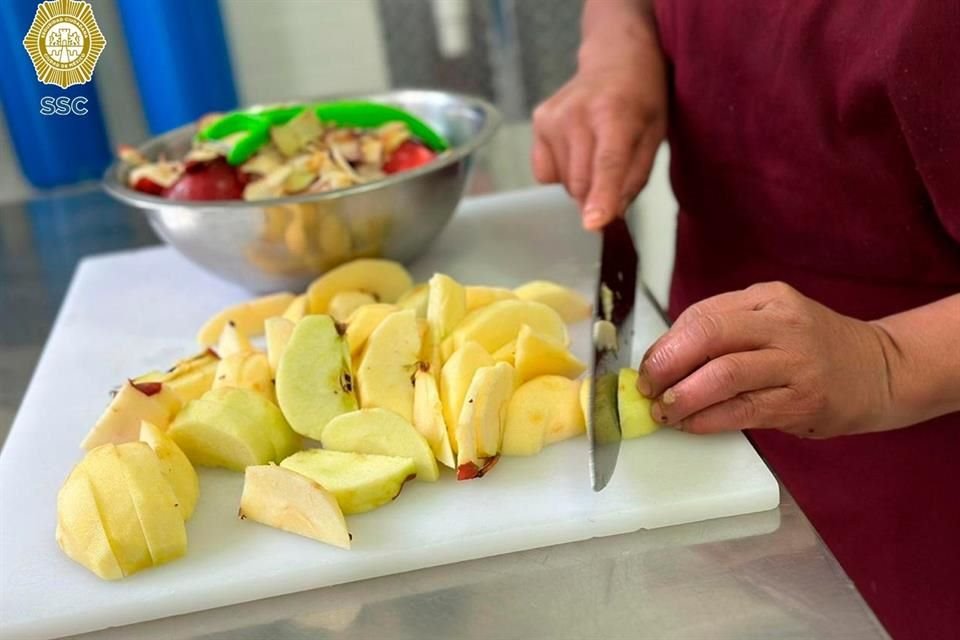 Los remitidos disfrutaron de la ensalada de manzana como postre.