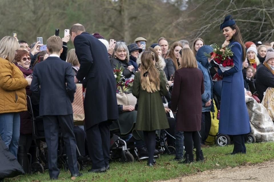 Toda la familia de los Príncipes de Gales no dudó en acercarse al pueblo para  desearles felices fiestas.