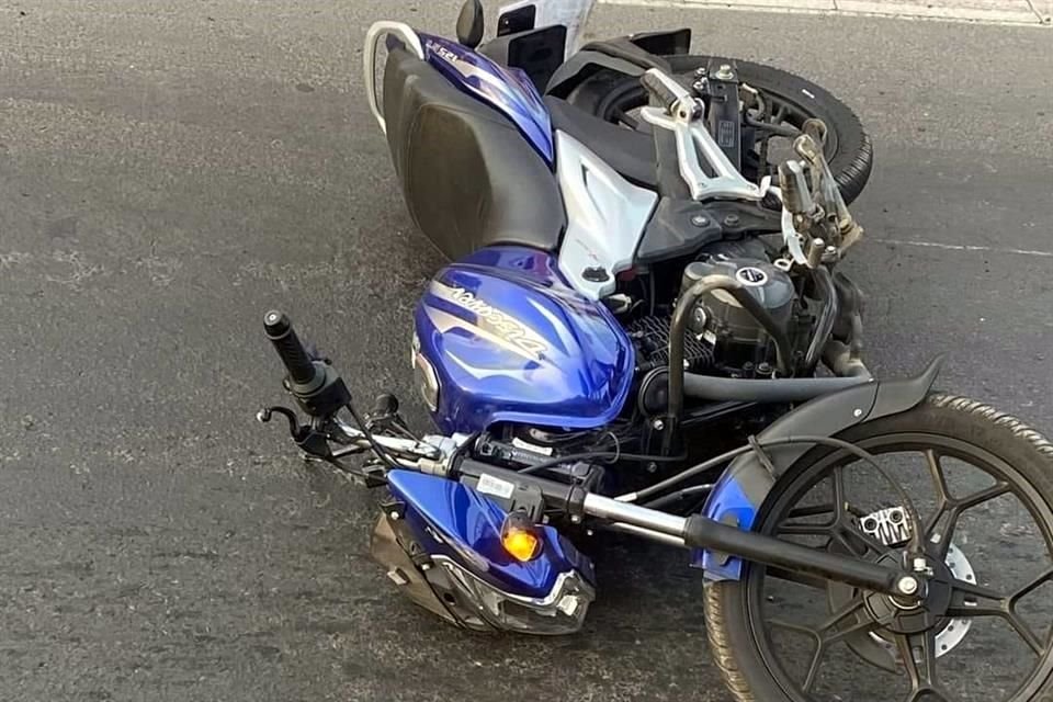 Un motociclista perdió la vida al derrapar en Avenida de los Maestros, Tlalnepantla; el hombre viajaba sin equipo de seguridad.