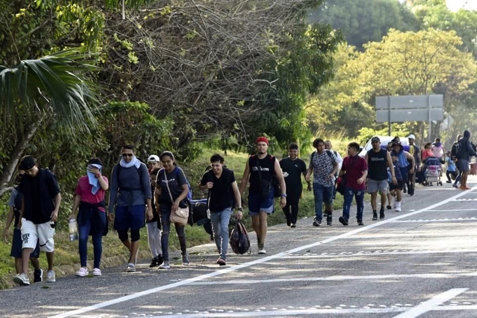 El grupo, de unas 6.000 personas que caminaban en pequeños grupos a lo largo de kilómetros, salió el domingo de Tapachula, cerca de la frontera con Guatemala.