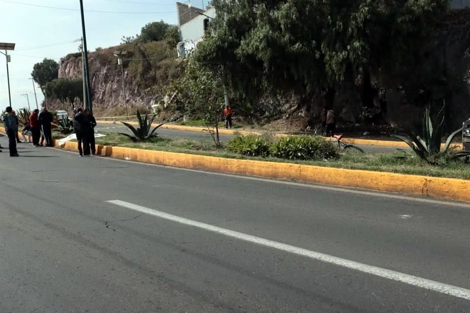 Una joven de 19 años murió y un hombre de entre 20 y 23 años de edad resultó lesionado tras un accidente en motocicleta en Tlalnepantla.