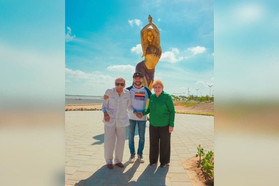 William Mebarak y Nidia del Carmen Ripoll presenciaron la develación, a cargo del alcalde de Barranquilla.