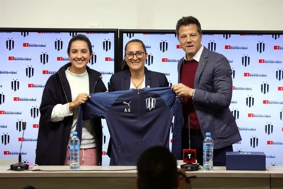 Amelia Valverde reemplaza a Eva Espejo como directora técnica de Rayadas.