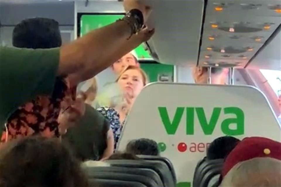 Los pasajeros denunciaron que quedaron al interior del avión sin aire acondicionado.