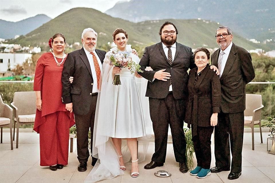 Sonya Santos, Luis Arredondo, los novios, Irela Luna y Gonzalo García