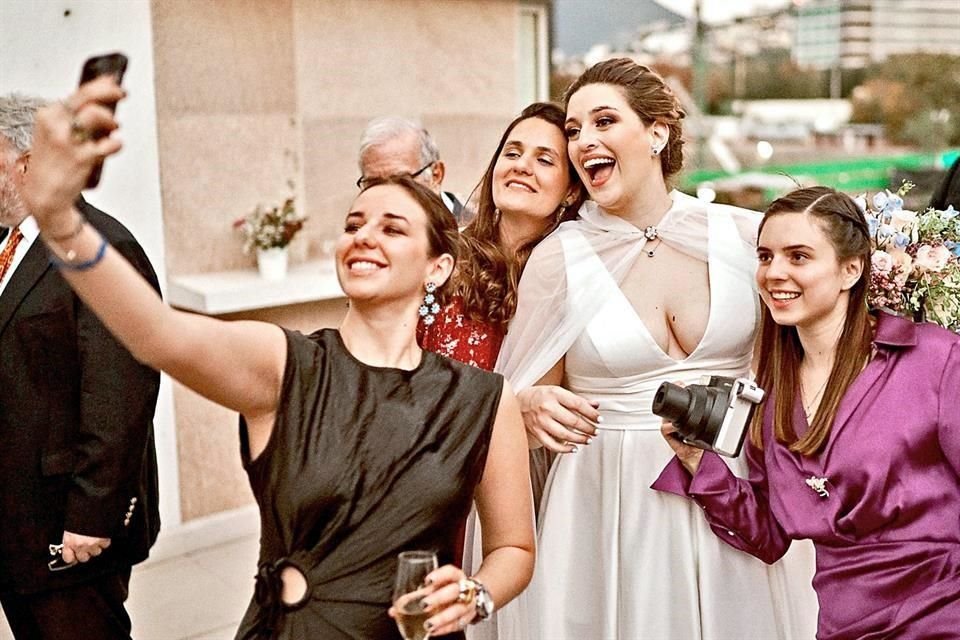 Renata Santos, Alexandra Esteve, la novia y Anapaula Arredondo