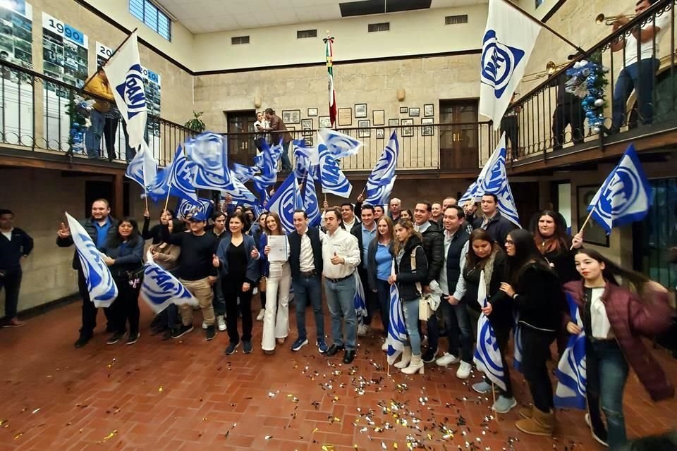 Leal estuvo acompañado del dirigente estatal albiazul, Hernán Salinas.