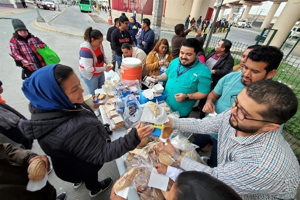 Empleados de la empresa Lenovo acudieron al Hospital Metropolitano para llevar pan dulce a quienes esperaban afuera.