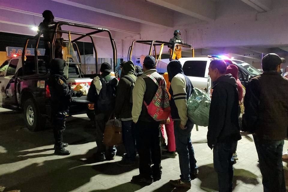 De noche, elementos de Fuerza Civil llegaron a ofrecer bebidas a quienes estaban en el Hospital Universitario.