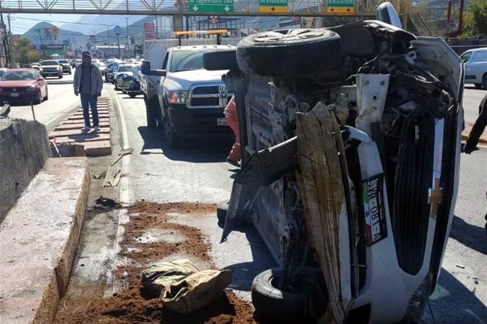 El vehículo Chevrolet Aveo estaba volcado sobre su lado izquierdo.