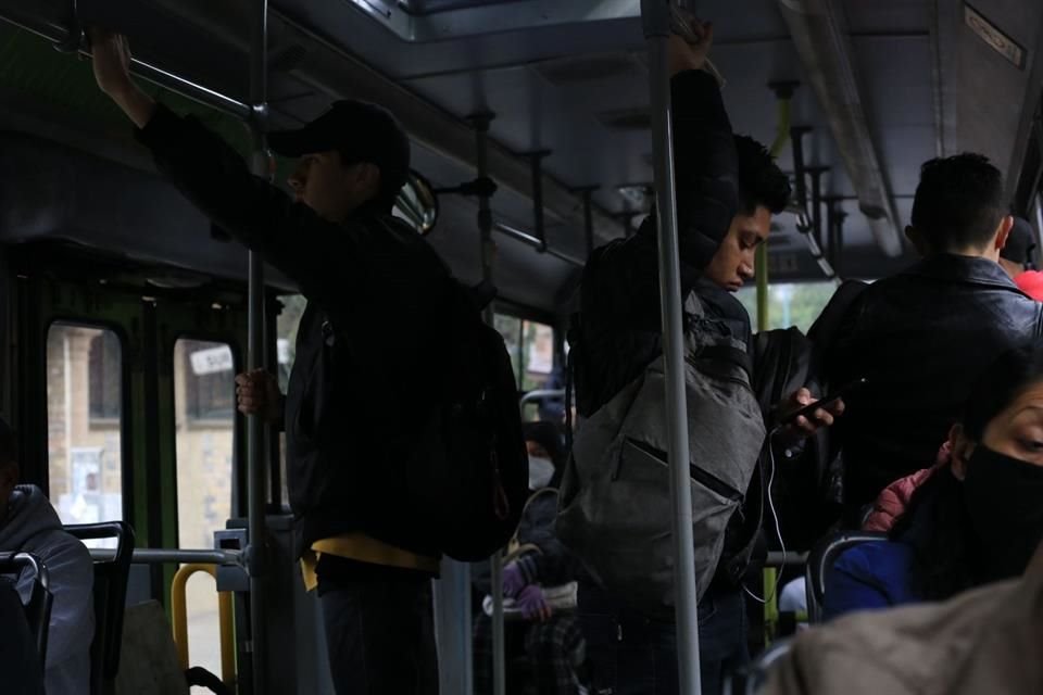 Los usuarios señalaron retrasos de entre media y hasta una hora en tramos cortos sobre la Línea 9 del Metro.