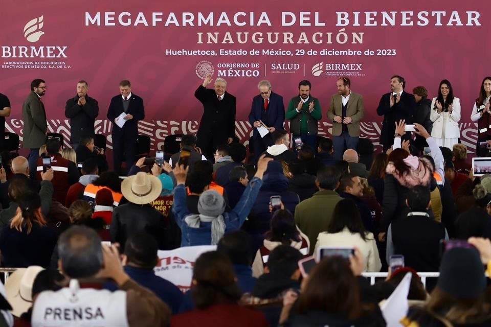 AMLO dijo que su relevo en 2024 será 'muy buena persona' y enseguida hubo gritos de apoyo a Claudia Sheinbaum.